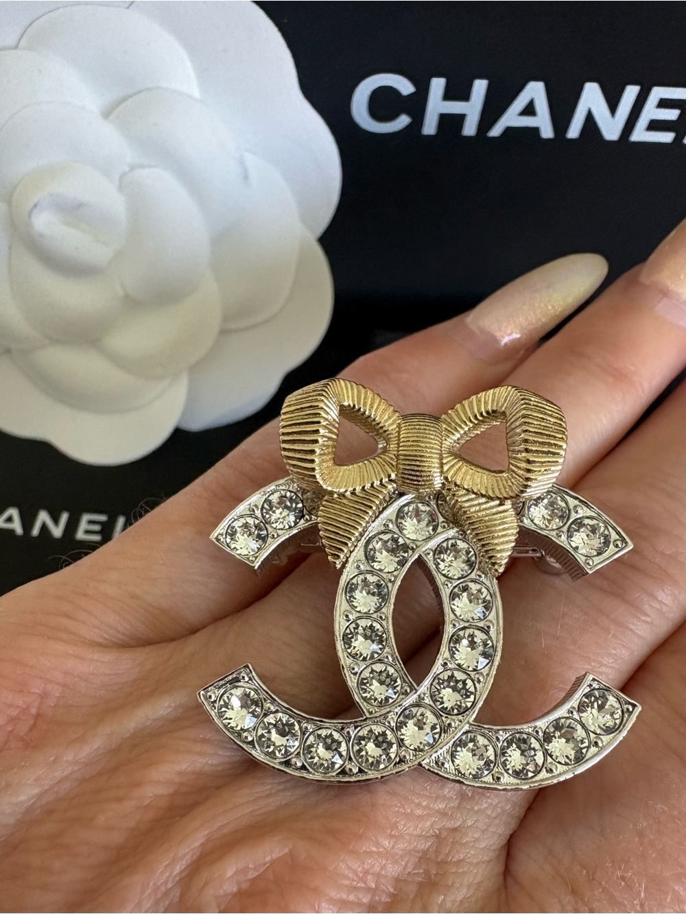 100% Authentic RARE CHANEL Gold Tone Crystal CC Logo Brooch Gold Bow Box Dust B - Picture 4 of 12